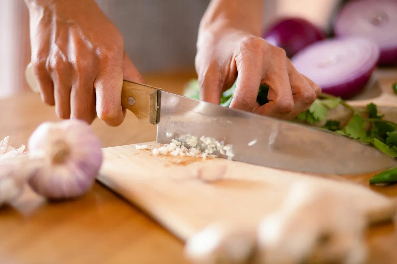 Maîtriser l’art de ciseler un oignon pour des préparations parfaites en cuisine