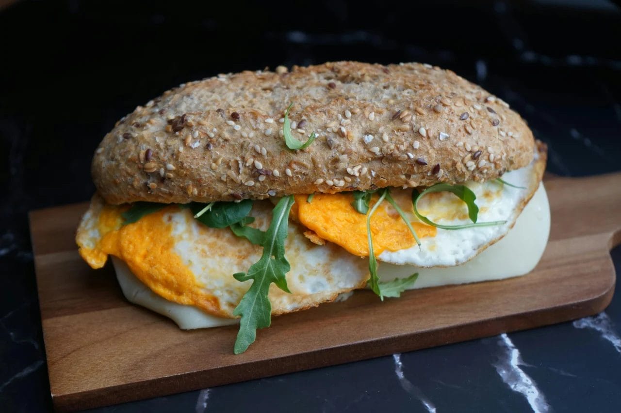 Les étapes clés pour cuisiner un burger aux œufs parfait